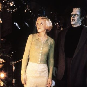 THE MUNSTERS' SCARY LITTLE CHRISTMAS, (from left): Elaine Hendrix, Sam McMurray, Bug Hall, 1996. © MCA Television