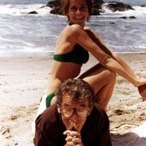 CALIFORNIA SUITE, Jane Fonda, Herbert Ross, 1978, director and star at the beach
