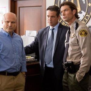 VERONICA MARS, from left: Enrico Colantoni, Daran Norris, Jerry O'Connell, 2014. ph: Robert Voets/©Warner Bros. Pictures