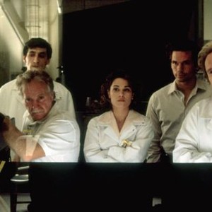 THE PUPPET MASTERS, Julie Warner (arms folded), Eric thal (rear right), Will Patton (right), 1994, © Buena Vista