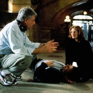 CONSPIRACY THEORY, Director Richard Donner, Mel Gibson, Julia Roberts on the set, 1997