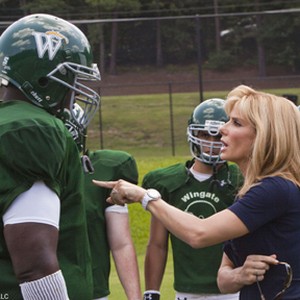 (L-R) Quinton Aaron as Michael Oher and Sandra Bullock as Leigh Anne Tuohy in "The Blind Side." photo 10