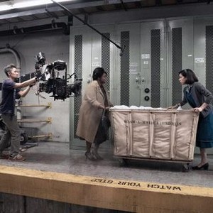 THE SHAPE OF WATER, OCTAVIA SPENCER (CENTER), SALLY HAWKINS(RIGHT), ON SET, 2017. PH: SOPHIE GIRAUD/TM & © FOX SEARCHLIGHT PICTURES. ALL RIGHTS RESERVED.