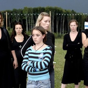 FALLING, (aka FALLEN), Kathrin Resetarits, Nina Proll, Ina Strnad (foreground), Gabriela Hegedus, Birgit Minichmayr, Ursula Strauss, 2006. ©Filmladen