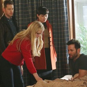 Once Upon a Time, from left: Joshua Dallas, Jennifer Morrison, Ginnifer Goodwin, Eion Bailey, 'Best Laid Plans', Season 4, Ep. #18, 03/29/2015, ©KSITE