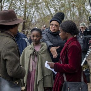 4130_D022_00177_RC
(l-r.) Actors Henry Hunter Hall and Aria Brooks, Director Kasi Lemmons, actor Cynthia Erivo and behind the camera, A Camera Operator Daniele Massaccesi on the set of HARRIET, a Focus Features release.
Credit: Glen Wilson / Focus Features