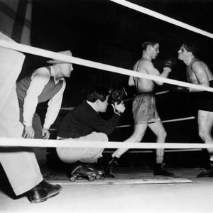 BODY AND SOUL, from left: director Robert Rossen, cinematographer James Wong Howe filming Art Dorrell, John Garfield boxing match on set, 1947, bodyandsoul1947-fsct07, Photo by:  (bodyandsoul1947-fsct07)