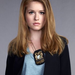 Genevieve Angelson as Detective Nicole Gravely