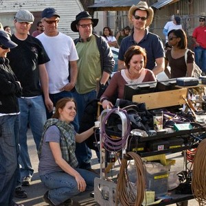 SUNSHINE CLEANING, director Christine Jeffs (far left, black shirt), Amy Adams (kneeling), Emily Blunt, on set, 2008. ©Overture Films
