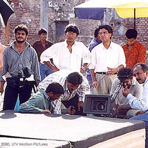 Hrithik Roshan, Khalid Mohammed, Santosh Sivan and  the unit of 'Fiza'. photo 5