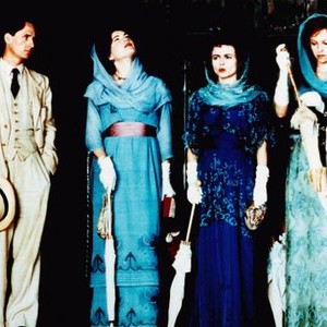 THE WINGS OF THE DOVE, from left: Linus Roache, Elizabeth McGovern, Helena Bonham Carter, Allison Elliott, 1997, © Miramax