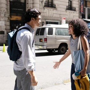 THE SUN IS ALSO A STAR, FROM LEFT: CHARLES MELTON, YARA SHAHIDI, 2019. PH: ATSUSHI NISHIJIMA/© WARNER BROS.