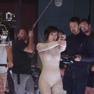 GHOST IN THE SHELL, FROM LEFT, SCARLETT JOHANSSON, DIRECTOR RUPERT SANDERS, ON-SET, 2017. PH: JASIN BOLAND. ©PARAMOUNT PICTURES