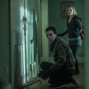 (L-R) Dylan Minnette as Alex and Jane Levy as Rocky in "Don't Breathe."