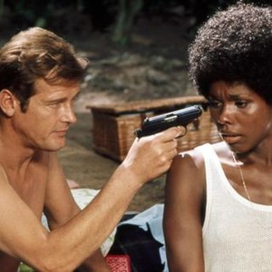 LIVE AND LET DIE, from left: Roger Moore, Gloria Hendry, 1973, liveandletdie1973-fsct22, Photo by:  (liveandletdie1973-fsct22)