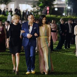 CRAZY RICH ASIANS, FROM LEFT: AWKWAFINA, NICO SANTOS, CONSTANCE WU, 2018. PH: SANJA BUCKO/© WARNER BROS. PICTURES