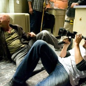 LIVE FREE OR DIE HARD, Bruce Willis, director Len Wiseman, on set, 2007. TM & Copyright ©20th Century Fox. All rights reserved.