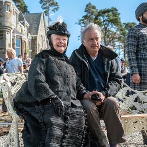 VICTORIA AND ABDUL, FROM LEFT, JUDI DENCH, DIRECTOR STEPHEN FREARS, ALI FAZAL, ON-SET, 2017. PH: PETER MOUNTAIN. ©FOCUS FEATURES