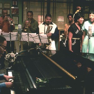 Director/producer/story writer TAYLOR HACKFORD (center), JAMIE FOXX as American legend Ray Charles (left foreground) and REGINA KING as Margie Hendricks (far right) on the set of Ray. photo 6