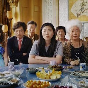 THE FAREWELL, FROM LEFT: JIANG YONGBO, AOI MIZUHARA, CHEN HAN, TZI MA, AWKWAFINA, LI XIANG, LU HONG, DIANA LIN, 2019. © A24