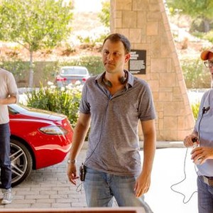 DANNY COLLINS, director Dan Fogelman (center), on set, 2015. ph: Hopper Stone/©Bleecker Street