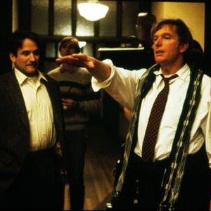 DEAD POETS SOCIETY, Robin Williams, director Peter Weir on the set, 1989