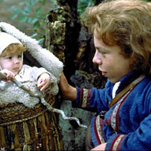 (L-R) Ruth and Kate Greenfield as Elora Danan and Warwick Davis as Willow in "Willow." photo 5