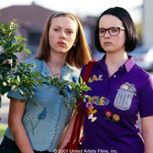 THORA BIRCH (right) and SCARLETT JOHANSSON star in United Artists Films' (and Granada Film in association with Jersey Shore and Advanced Medien) dark comedy GHOST WORLD.