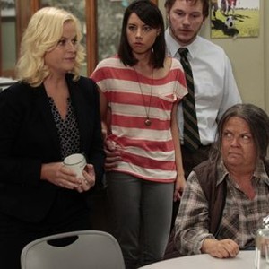 Parks and Recreation, from left: Amy Poehler, Aubrey Plaza, Chris Pratt, Paula Pell, 'Ron &amp; Tammys', Season 4, Ep. #2, 09/29/2011, ©NBC