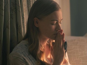 The handmaid's tale season 2 episode 4 streaming online