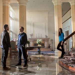 Arrow, Stephen Amell (L), Jeffrey Nordling (C), Jessica De Gouw (R), 'Vendetta', Season 1, Ep. #8, 12/05/2012, ©KSITE