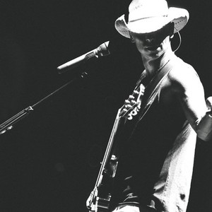 Kenny Chesney: Summer In 3d photo 9