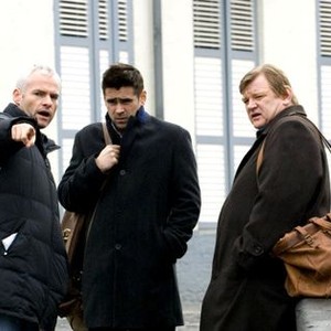IN BRUGES, director Martin McDonagh, Colin Farrell, Brendan Gleeson, on set, 2008. ©Focus Features