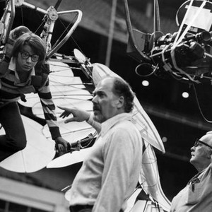 BREWSTER MCCLOUD, Bud Cort, Director Robert Altman (center), on set, 1970