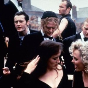 THE COMMITMENTS, (rear) Dave Finnegan, (middle) Robert Arkins, Glen Hansard, Andrew Strong, (front) Maria Doyle, Angeline Ball, 1991, TM & Copyright (c) 20th Century Fox Film Corp.