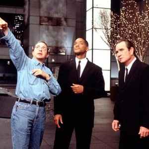 MEN IN BLACK 2, Director Barry Sonnenfeld, Will Smith, Tommy Lee Jones on the set, 2002 (c) Columbia.