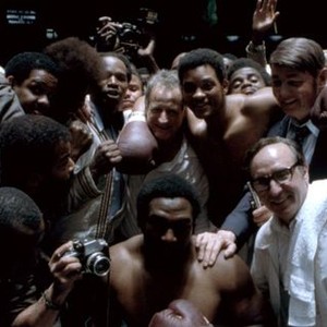 ALI, front row, center: Jamie Foxx, Ron Silver, second row: director Michael Mann, Will Smith as Muhammad Ali, Jon Voight, on set, 2001. © Columbia Pictures.