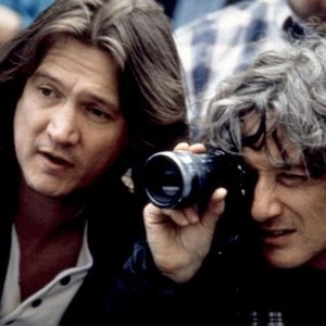 SLIDING DOORS, director Peter Howitt (right), on set, 1998. ©Miramax
