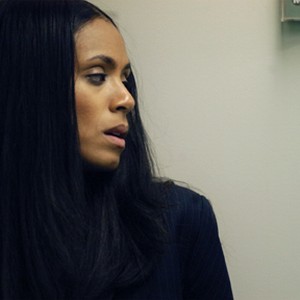 United States Attorney Annie Farrell (JADA PINKETT SMITH) tries to elude Vincent on the Los Angeles Metro in DreamWorks Pictures' and Paramount Pictures' thriller COLLATERAL.