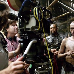 PIRATES OF THE CARIBBEAN: AT WORLDS END, (aka PIRATES OF THE CARIBBEAN 3), director Gore Verbinski (center left), Chow Yun-Fat (center right), on set, 2007. ©Buena Vista Pictures