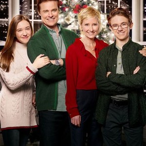 Looks Like Christmas (2016) photo 3