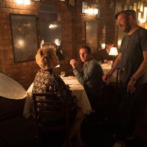 FILM STARS DON'T DIE IN LIVERPOOL, FROM LEFT: ANNETTE BENING, AS GLORIA GRAHAME, JAMIE BELL, DIRECTOR PAUL MCGUIGAN, ON SET, 2017. PH: SUSIE ALLNUT/© SONY PICTURES CLASSICS