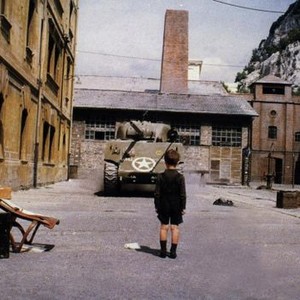 LIFE IS BEAUTIFUL, Giorgio Cantarini, 1998, standing in front of a tank