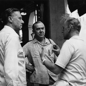 OUR MAN IN HAVANA, from left: director Carol Reed, author Graham Greene, Alec Guinness, on set, 1959 omih1958ag-fsct07(omih1958ag-fsct07)