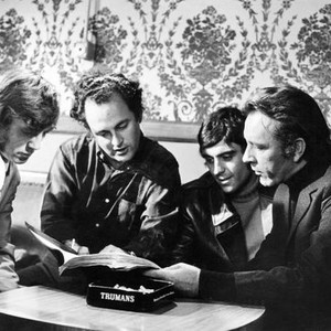 VILLAIN, from left: Del Henney, director Michael Tuchner, Ian McShane, Richard Burton, rehearsing a scene in an East End pub on location, Kentish Town, London, 1971