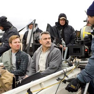 THE MEN WHO STARE AT GOATS, Ewan McGregor (sitting, left), George Clooney (center of frame), director Grant Heslov (right), on set, 2009. Ph: Laura Macgruder/©Overture Films