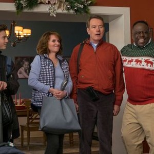 WHY HIM?, FROM LEFT: GRIFFIN GLUCK, MEGAN MULLALLY, BRYAN CRANSTON, CEDRIC THE ENTERTAINER, 2016. PH: SCOTT GARFIELD/TM AND COPYRIGHT © 20TH CENTURY FOX. ALL RIGHTS RESERVED.