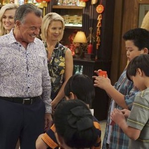 Fresh Off The Boat, Stacey Scowley (L), Ray Wise (C), Rachel Cannon (R), 'Phil's Phaves', Season 2, Ep. #13, 02/16/2016, ©ABC