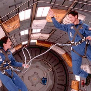 Maggie and Jim McConnell (Kim Delaney and Gary Sinise) in anti-gravity training in Touchstone's Mission To Mars photo 15