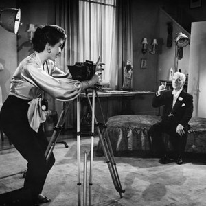A KING IN NEW YORK, from left: Dawn Addams, Charlie Chaplin, 1957 akiny1957cc-fsct008(akiny1957cc-fsct008)
